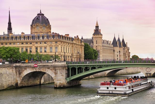 https://d3r8gwkgo0io6y.cloudfront.net/upload/seine river cruise.jpg